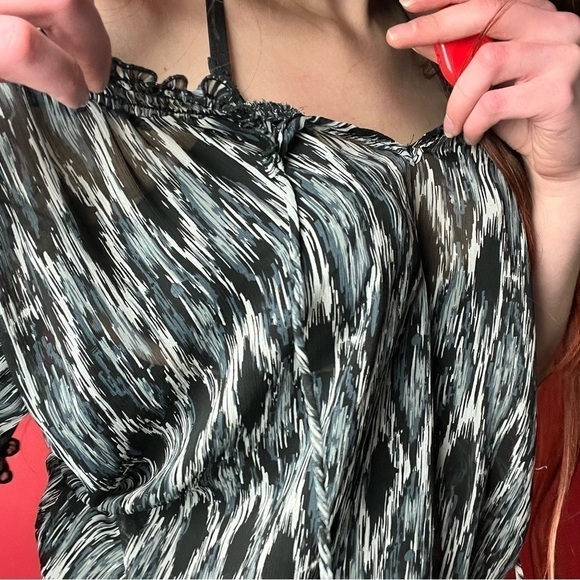 Loose patterned tie top 🖤🤍​​​​​​​​​​​​​​​​ - Picture 5 of 5